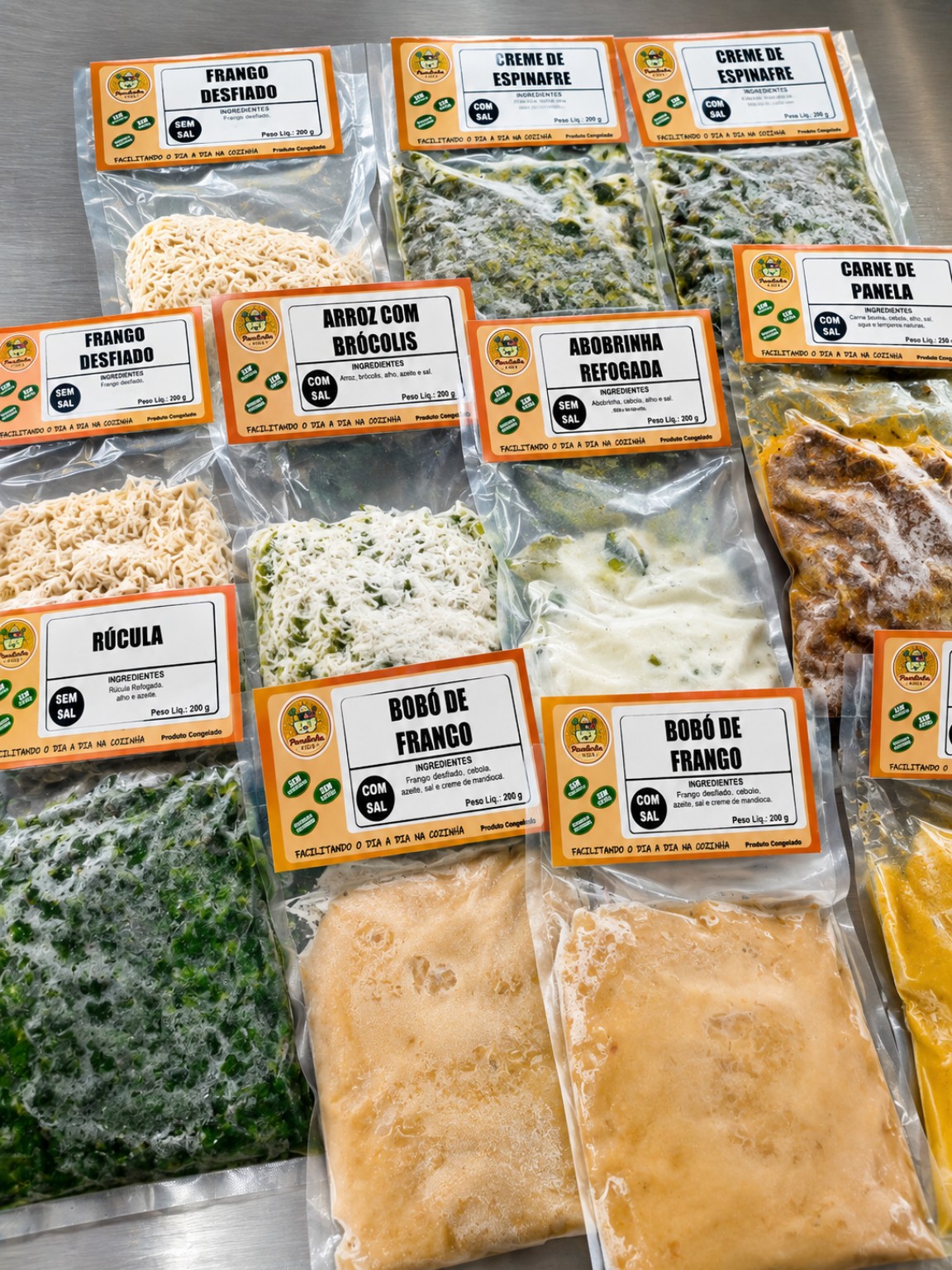 Bags Panelinha com alimentos porcionados, como frango, arroz, verduras e acompanhamentos